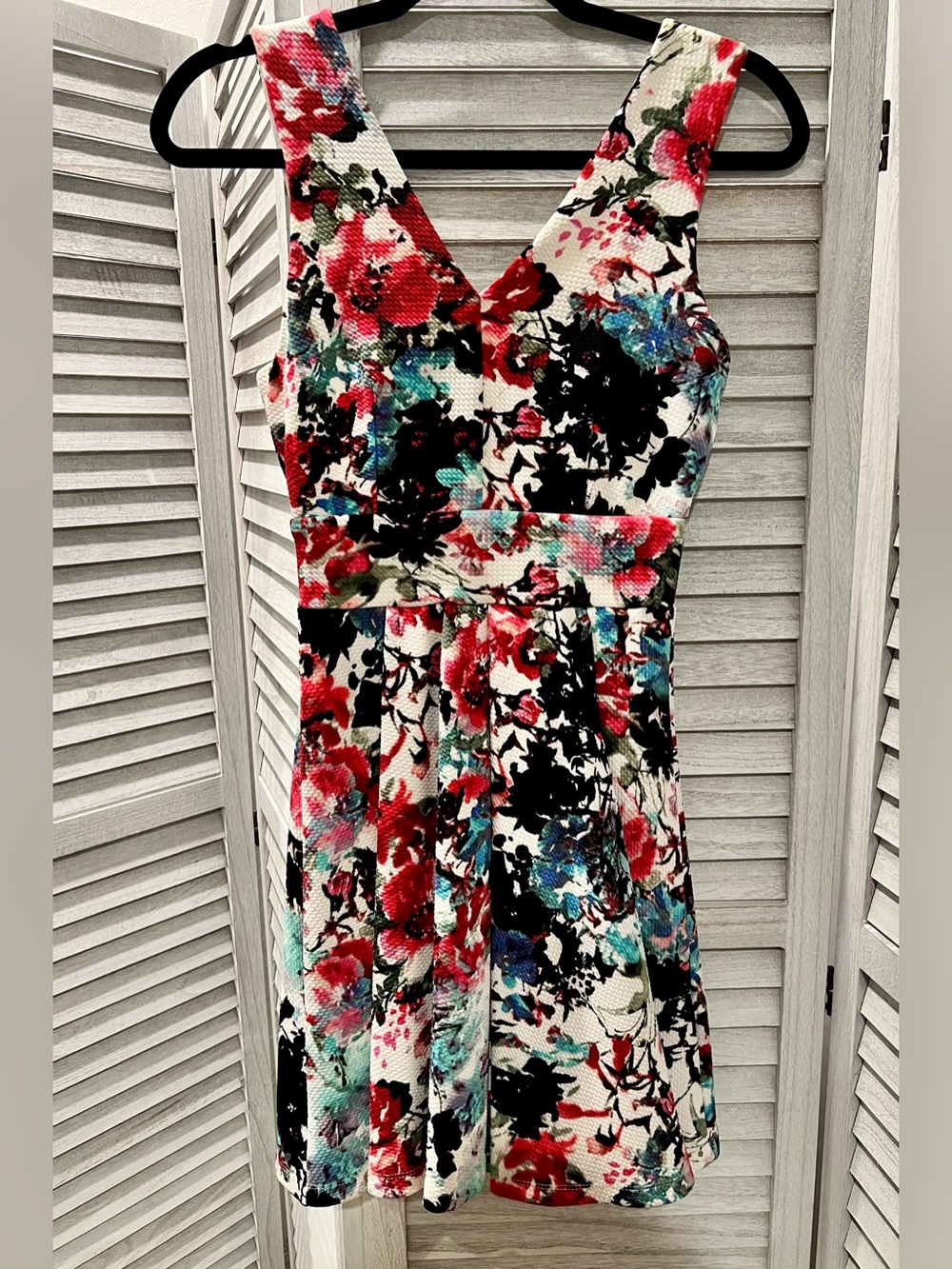 Haute Monde White Floral V‑Neck Mini Dress with Red and Black Accents, sz Small